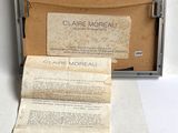 une feuille de papier et une autre feuille de papier posées sur une table