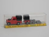 un camion jouet rouge avec une remorque noire dans une boîte transparente