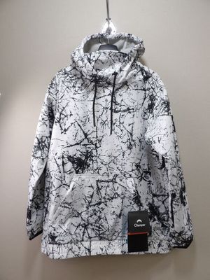 une veste blanche et noire suspendue à un cintre accroché au mur
