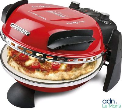 une pizza posée sur un four à pizza
