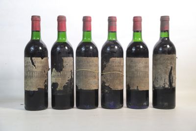 quatre bouteilles de vin sont alignées