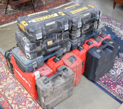 un tas d'outils posé sur un tapis, par terre