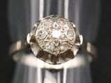 un gros plan d'une bague en argent sertie d'un diamant