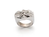 une bague en or blanc avec des diamants sur fond blanc