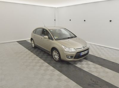une voiture garée dans une pièce dont le sol est recouvert d'un damier noir et blanc