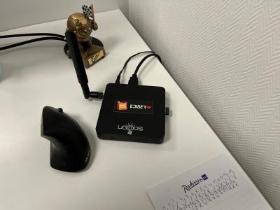 un bureau sur lequel se trouvent une souris et un téléphone portable