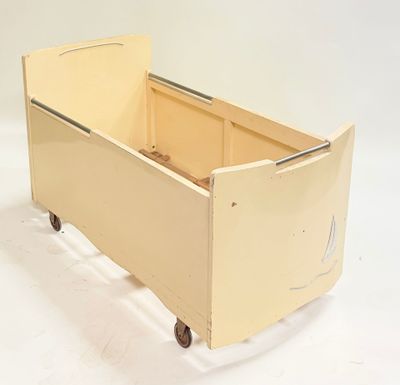 une petite boîte en bois munie de roulettes, posée sur une surface blanche