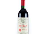 la bouteille de vin rouge est posée sur une surface blanche