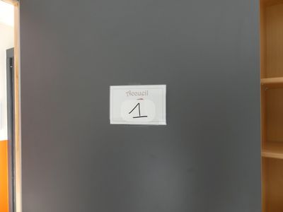 Contenu du bureau d'accueil: bureau; ordinateur, armoire etc… - Photo 1