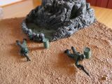 quelques petits soldats en plastique posés sur une table