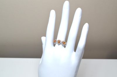 Une bague en argent sertie de 3 opales cabochons formes oval…