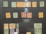 une photo d'une collection de timbres exposée dans une vitrine