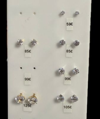 un gros plan sur un présentoir présentant différents types de boucles d'oreilles