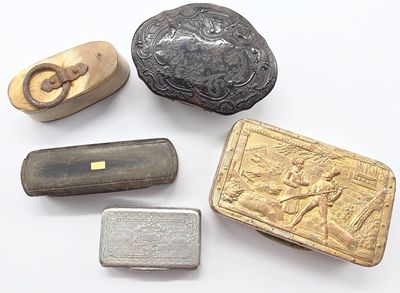 plusieurs types de bijoux en argent et en or disposés sur un fond blanc