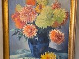 tableau représentant des fleurs dans un vase bleu posé sur une table