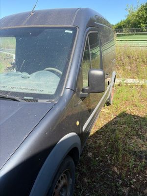 une photo d'une camionnette garée dans un champ