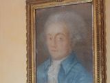 un tableau représentant un homme en veste bleue accroché au mur