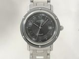 une montre en argent avec un cadran noir et un bracelet en argent