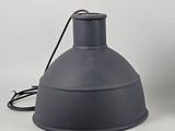 une paire de lampes industrielles noires sur fond blanc