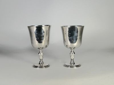 paire de gobelets en argent sur socles, sur fond blanc