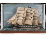 une petite maquette de bateau dans une vitrine