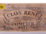 une boîte en bois sur laquelle est collée une étiquette portant l'inscription « Clos René Pomerol »