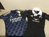 deux maillots de foot posés l'un à côté de l'autre sur un canapé