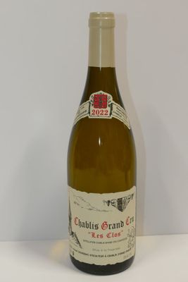 une bouteille de vin posée sur une table
