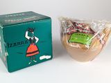 une boîte de biscuits et un sachet de bonbons sur la table