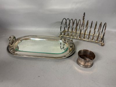 un plateau en argent orné d'un miroir et d'un porte-serviettes