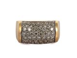 gros plan d'une bague en or et diamants sur fond blanc
