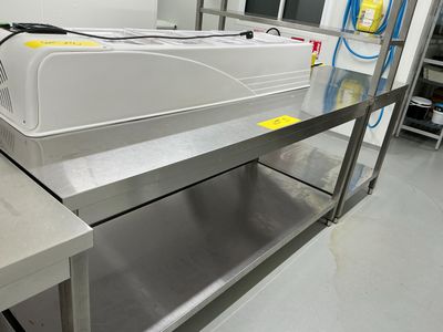 une machine posée sur une table dans une cuisine