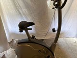 un vélo d'appartement dans un coin de la pièce