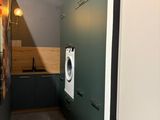 une buanderie équipée d'un lave-linge et d'un sèche-linge