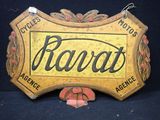 une vieille enseigne en bois sur laquelle est inscrit le mot « ravat »