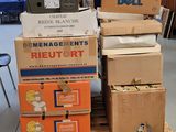 plusieurs boîtes empilées dans une pièce
