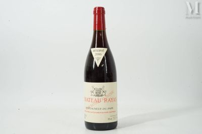 une bouteille de vin posée sur une table