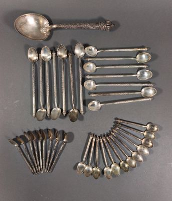 many spoons and spoons that are on the table