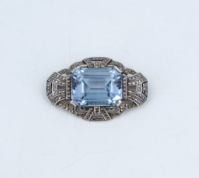 une bague Art déco sertie d'une topaze bleue entourée de diamants