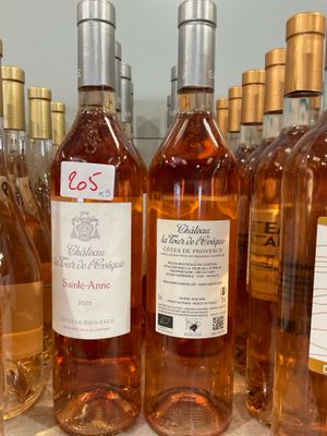 plusieurs bouteilles de vin sont alignées sur un comptoir