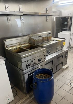 un seau bleu posé au milieu d'une cuisine