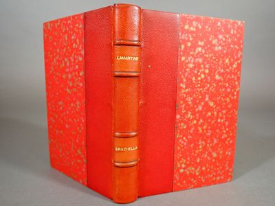 un gros plan d'un livre à la couverture rouge posé sur une table