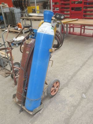 un extincteur bleu posé sur un chariot dans un entrepôt