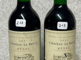 deux bouteilles de vin rouge posées l'une à côté de l'autre sur un plan de travail