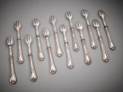 beaucoup de fourchettes et de cuillères sur la table