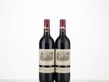 deux bouteilles de vin posées sur une table l'une à côté de l'autre