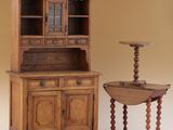 une armoire en bois et une table sur laquelle est posé un bol