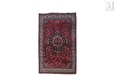 une image représentant un tapis rouge et noir sur fond blanc