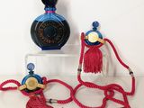 un flacon de parfum à côté d'une corde et d'un flacon de parfum