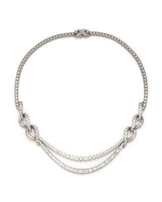 un collier en or blanc et diamants